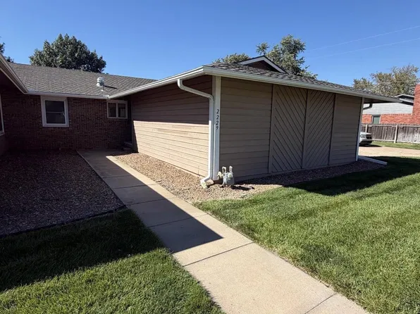 2229 Dover Dr, Hutchinson, KS 67502