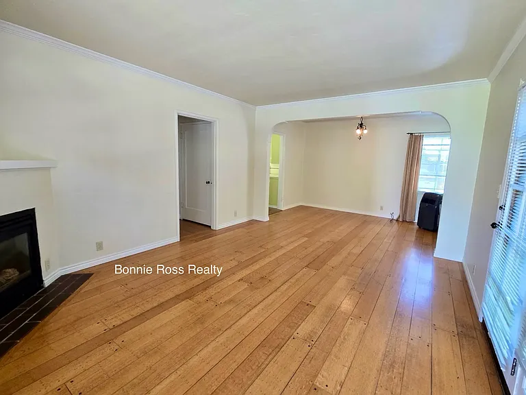 77 Dutton Ave — Photo 3