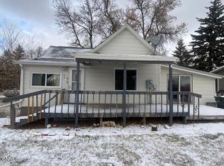 418 4th St NW, Hazen, ND 58545