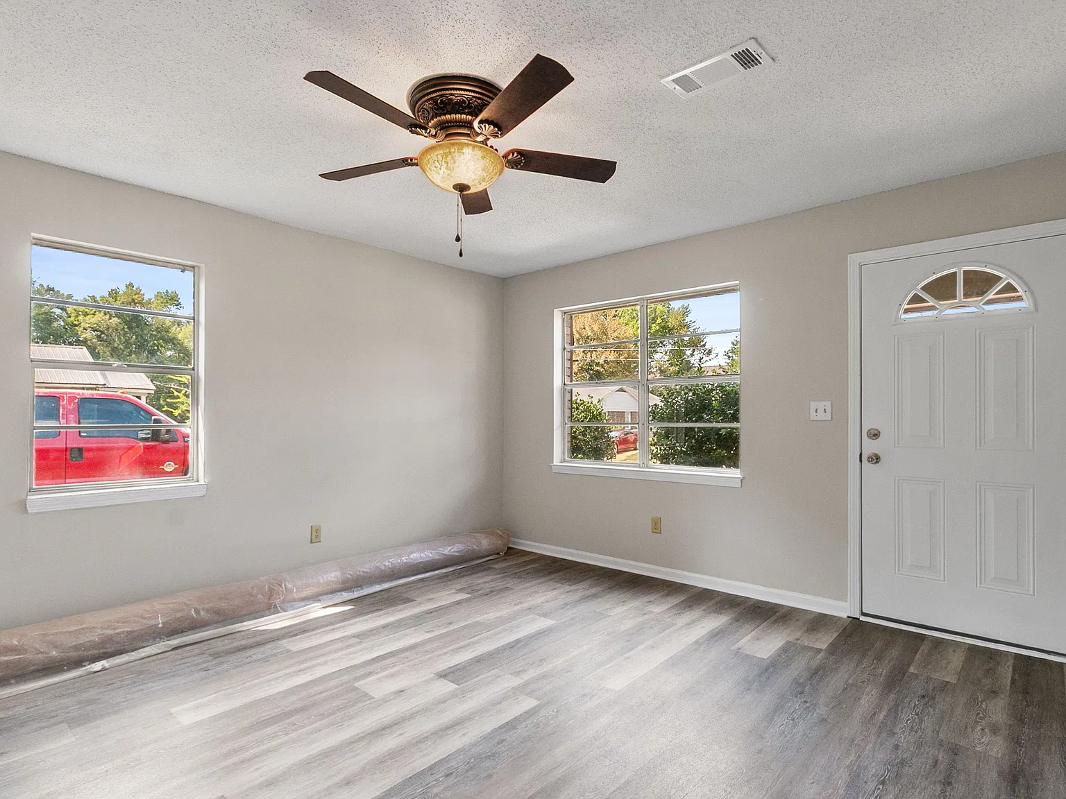 4 bed, 1.0 bath, 1305 sqft, $1,595 — Photo 2