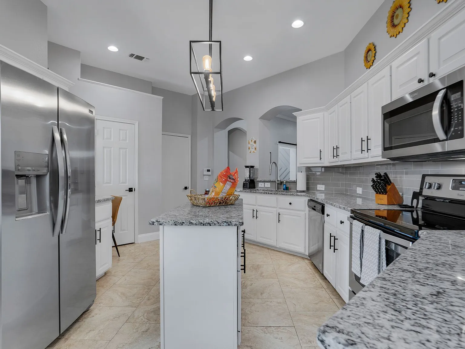 5 bed, 2125 sqft, $5,450 — Photo 2