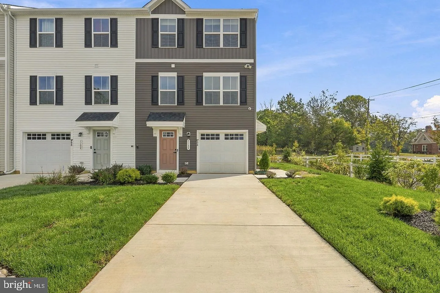 3 bed, 2.5 bath, 1594 sqft, $3,200 — Photo 2