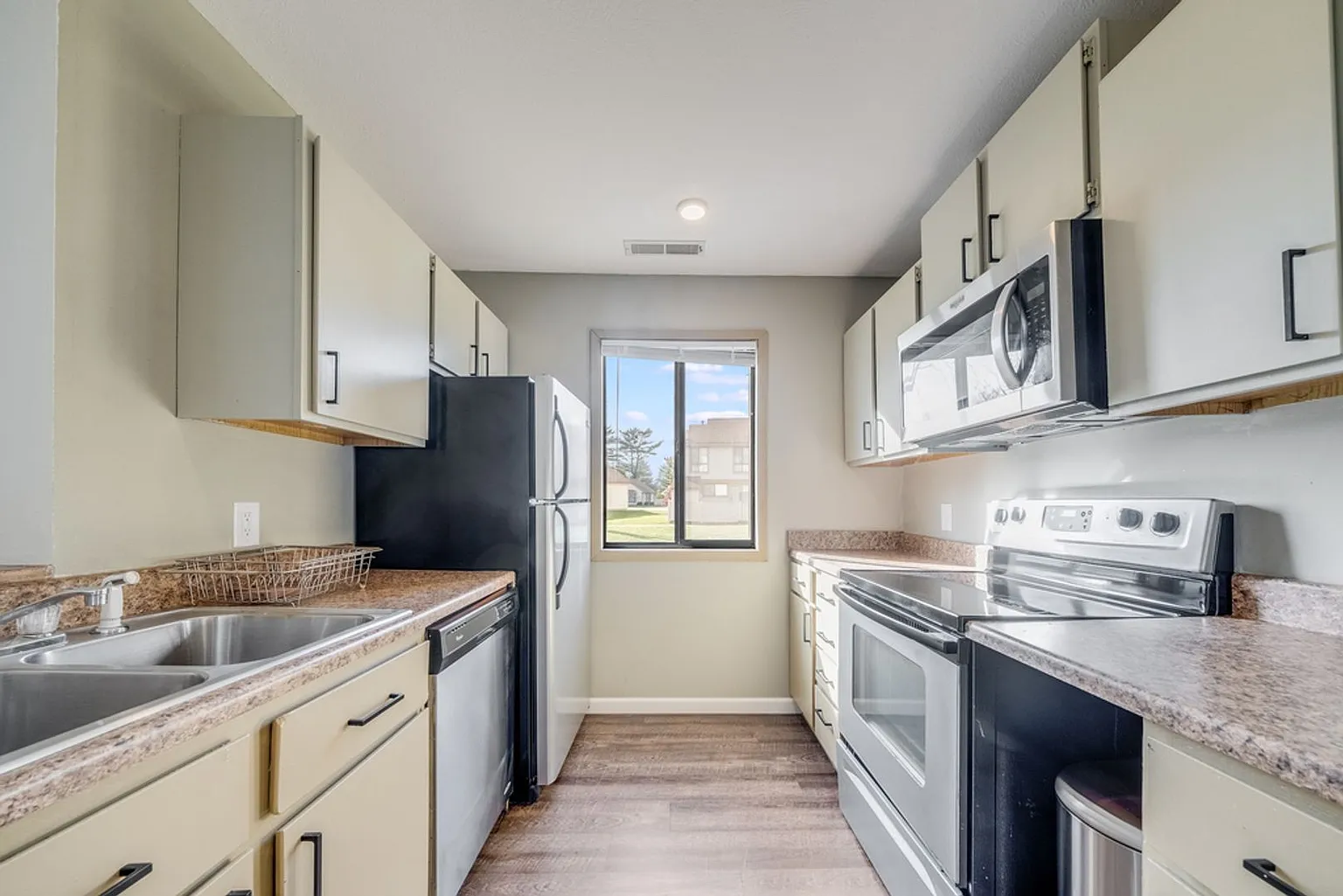 2203 Melrose Dr APT A photo 1
