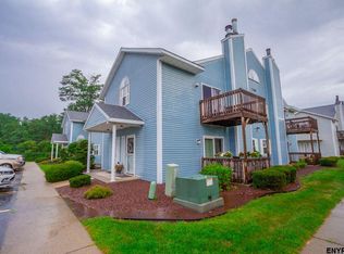 703 Cambridge Manor Dr, Scotia, NY 12302
