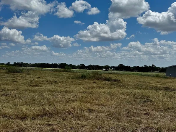 261 Engelke Rd, Kingsbury, TX 78638