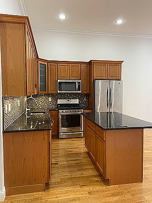 3rd image of 215 2nd Ave #B2