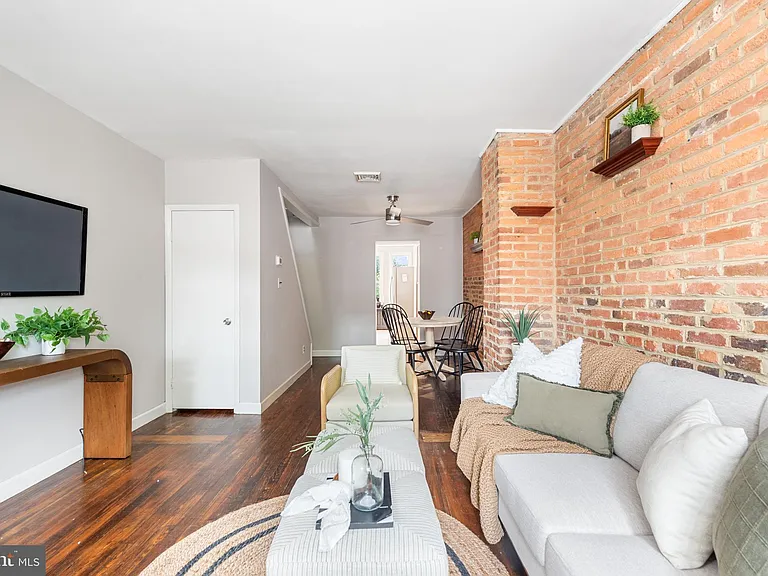 130 E Randall St — Photo 6