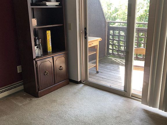 DR area and entry to deck sliding doors