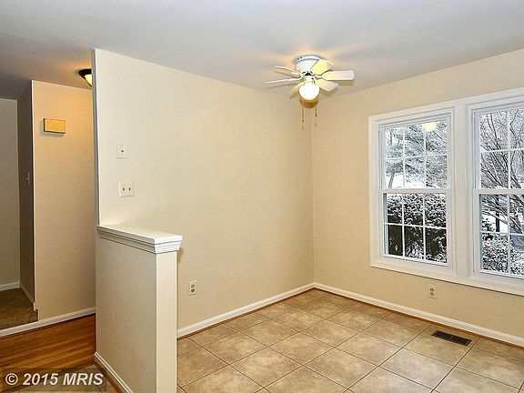 Gourmet kitchen w/ New Dura Ceramic tile flooring