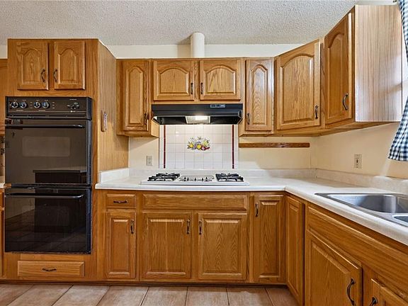 5th image of 213 Fleur De Lis Dr