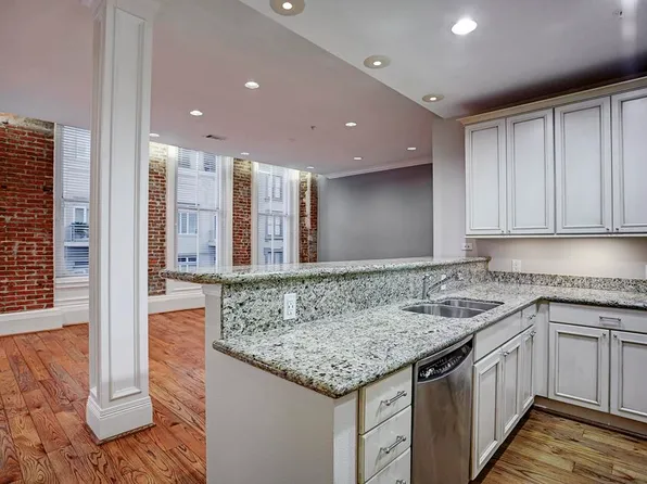 2207 Post Office St APT 309, Galveston, TX 77550