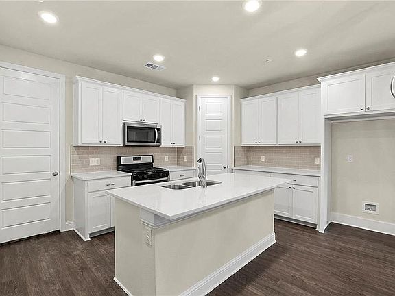 4th image of 295 Ferndale St