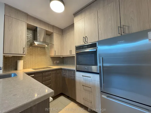 70 Alexander St #201, Toronto, ON M4Y 3B6