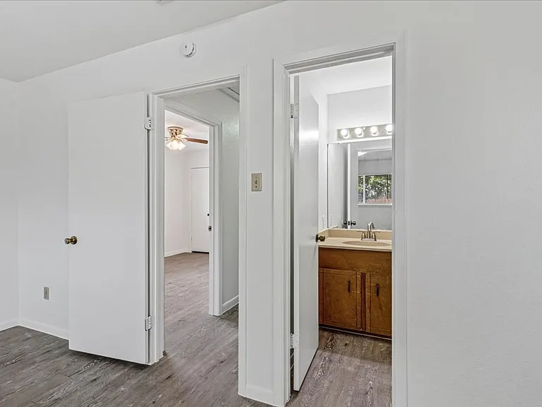 1622 La Joya St — Photo 34