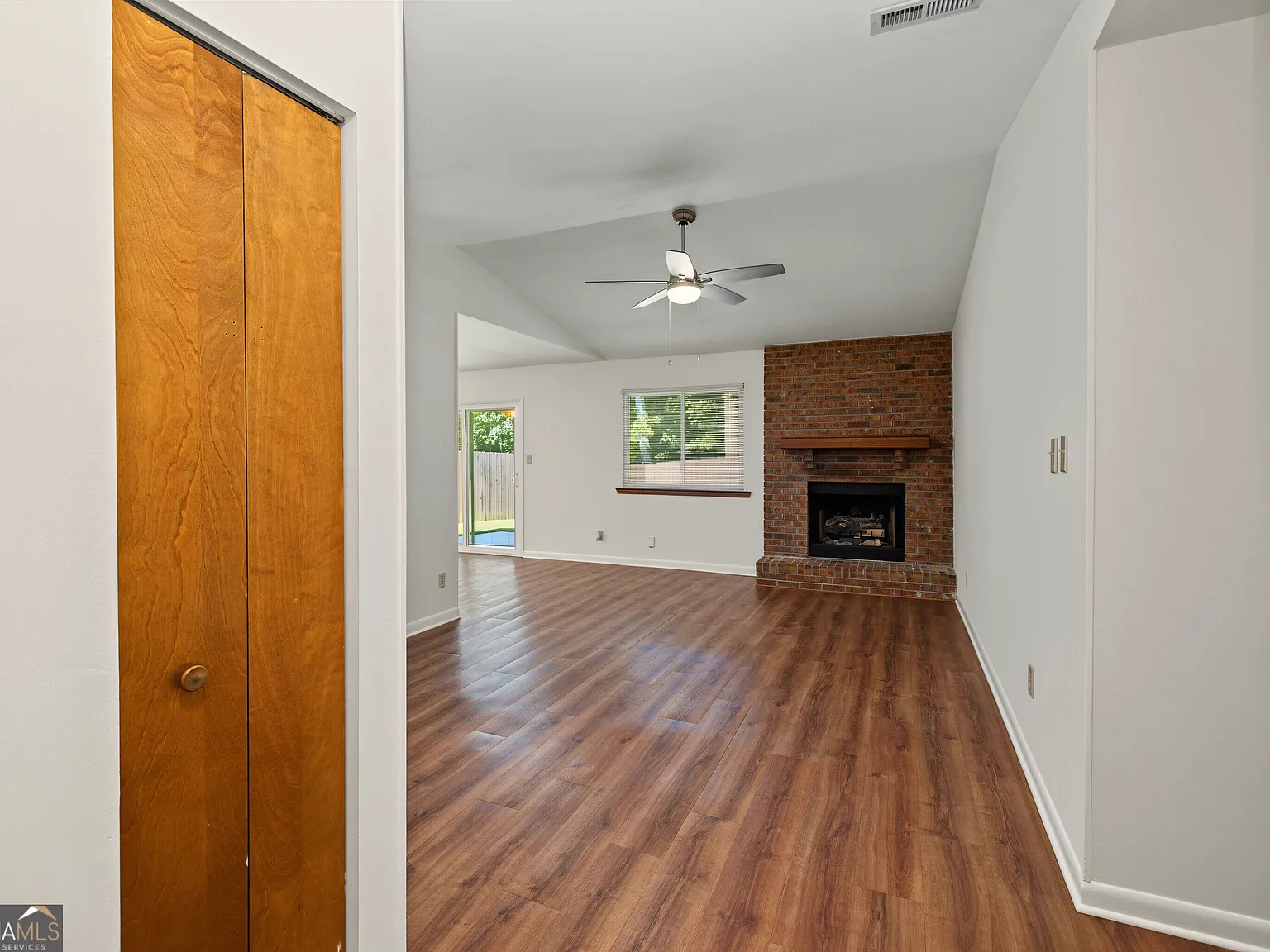 3 bed, 2.0 bath, 1272 sqft, $2,200 — Photo 3