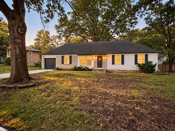 9829 Grandview St, Overland Park, KS 66212