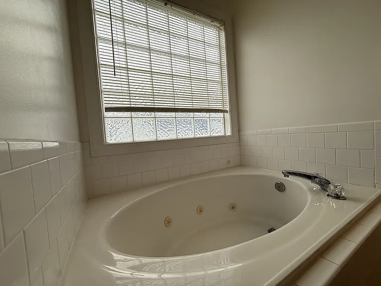 720 Carrington Ln — Photo 11