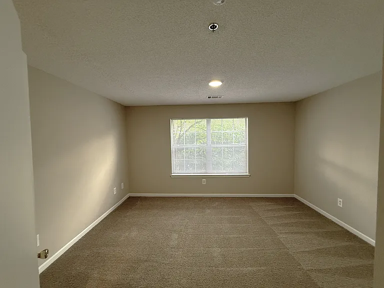 Bellewood Park Apartments — Photo 11