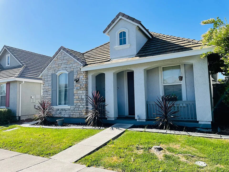 1882 Zurlo Way