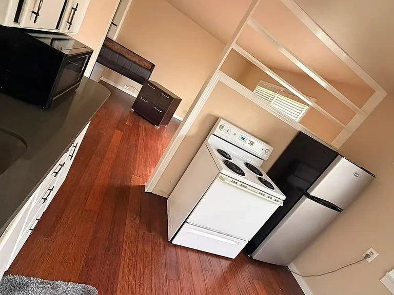 311 W 2nd St #4 — Photo 7
