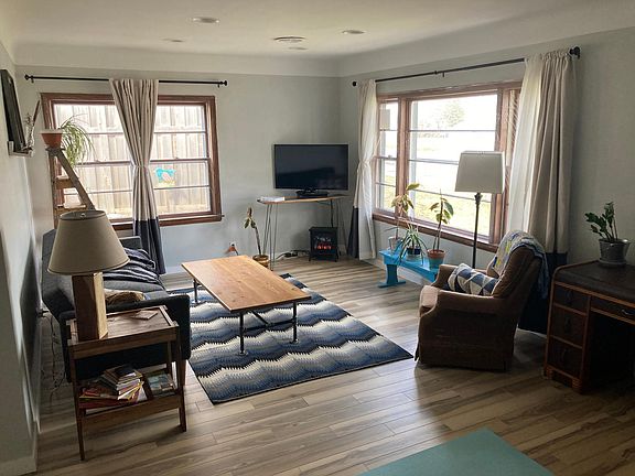 3rd image of 190 Arion St E