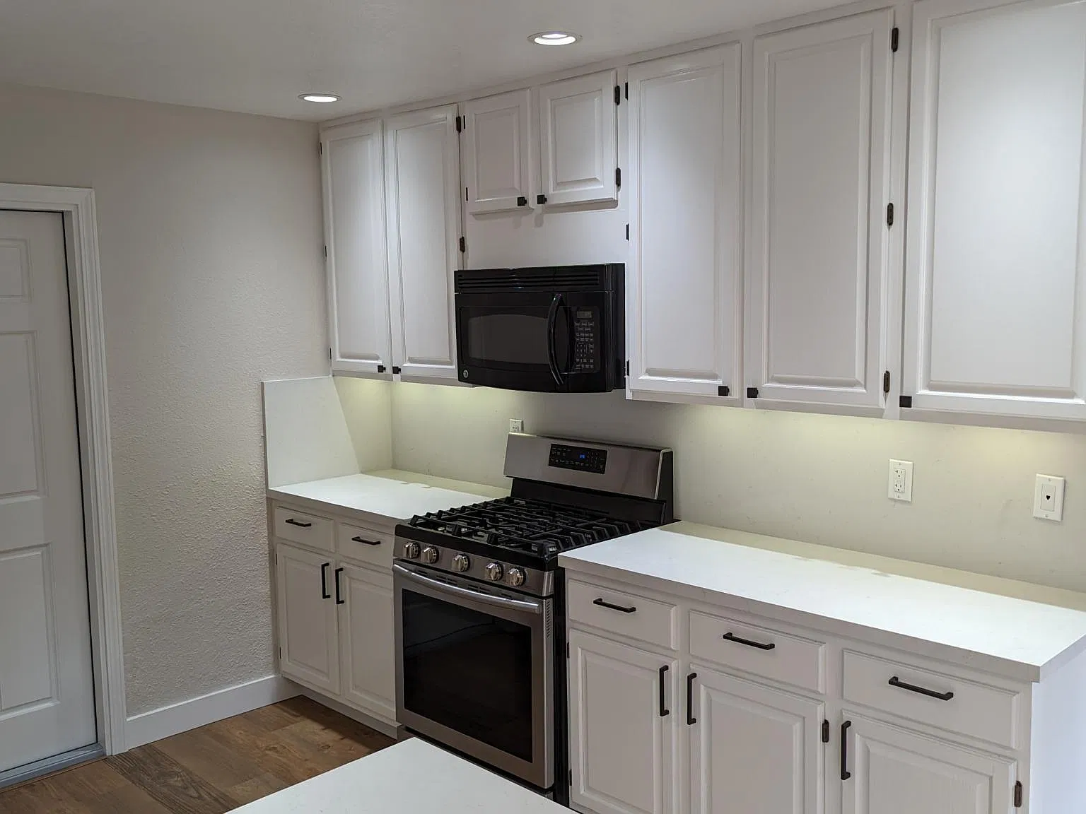 3 bed, 2.5 bath, 1499 sqft, $6,000 — Photo 2
