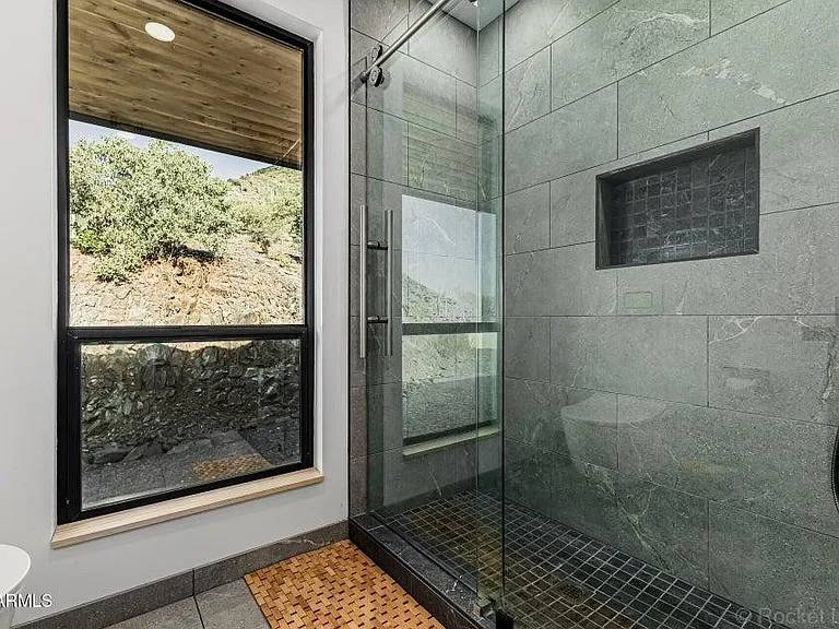 6111 E Victoria Dr — Photo 28