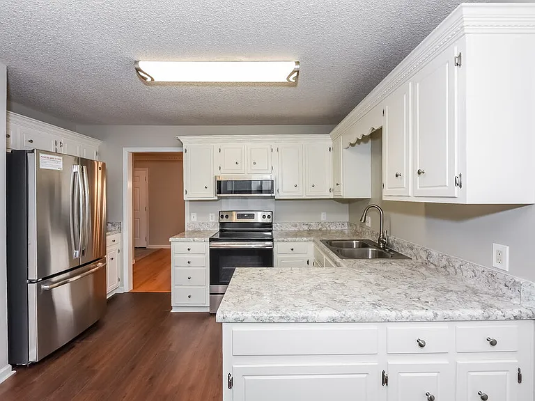 5105 Roxborough Dr — Photo 7