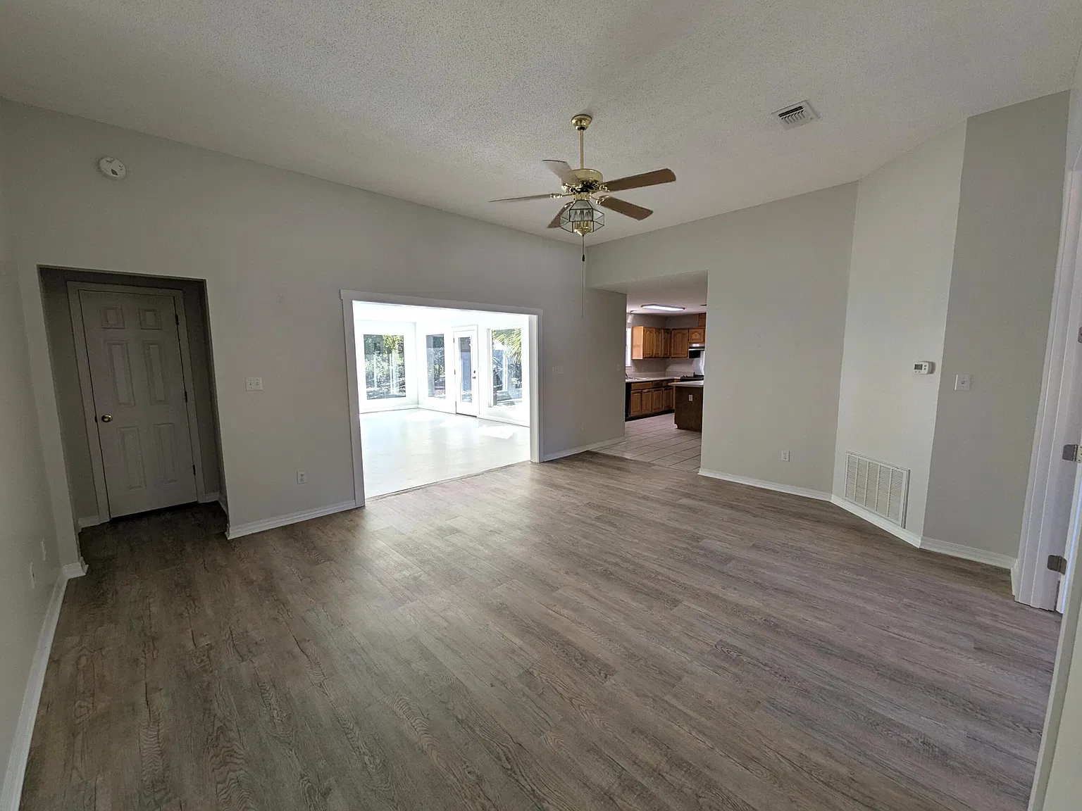 3 bed, 2.0 bath, 1990 sqft, $2,370 — Photo 2