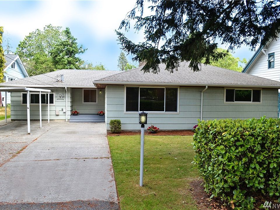 Your fully-fenced dream yard with plenty of space for outdoor activities or to make you dream garden. Imagine the possibilities! Gated access to both sides of house. 