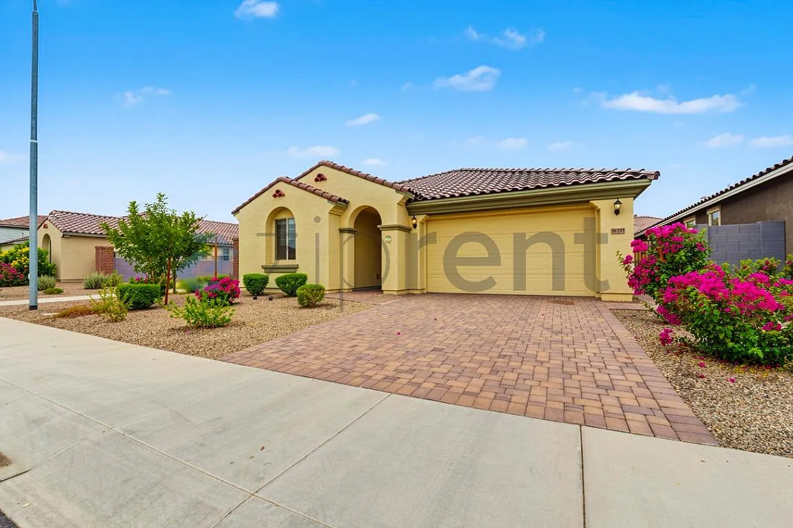 4 bed, 2200 sqft, $2,700 — Photo 3