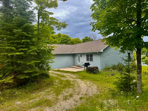 605 S Hill Island Rd, Cedarville, MI 49719