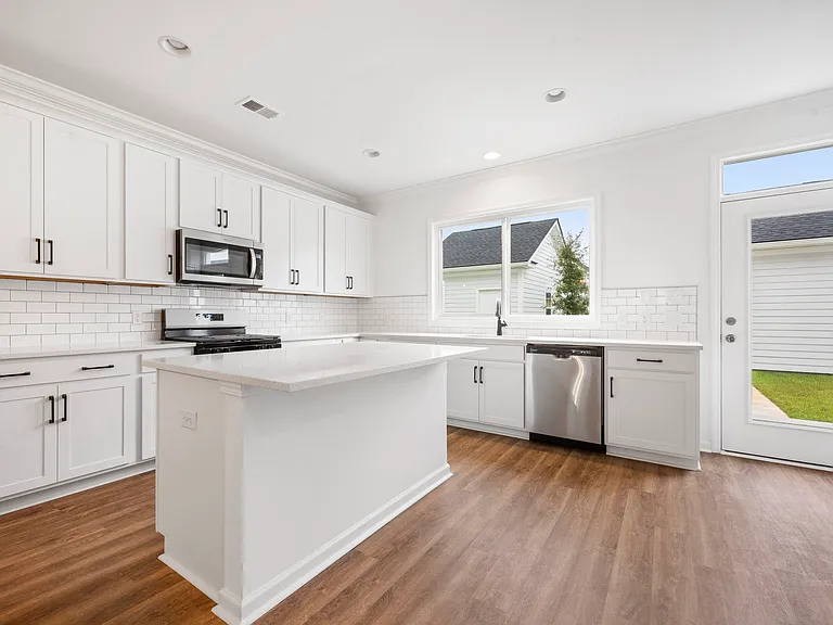 762 Blueway Ave — Photo 8