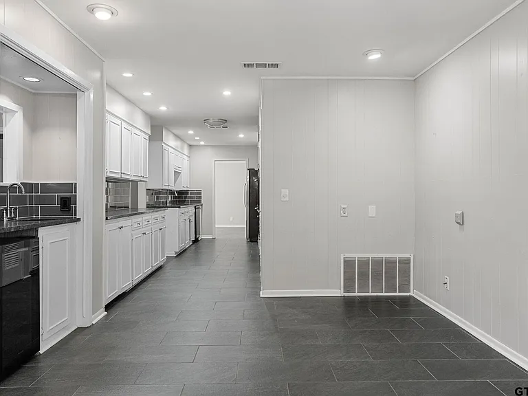 3200 Decharles St — Photo 15