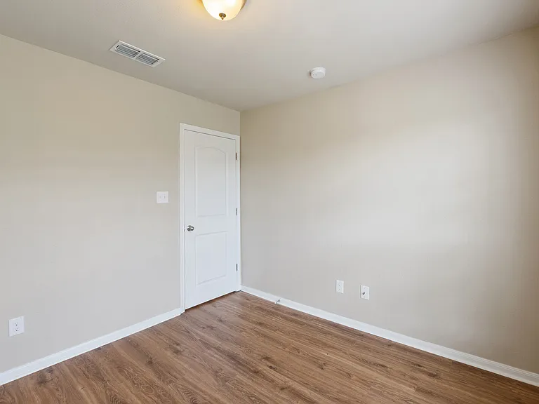 8025 Hawthorn — Photo 19