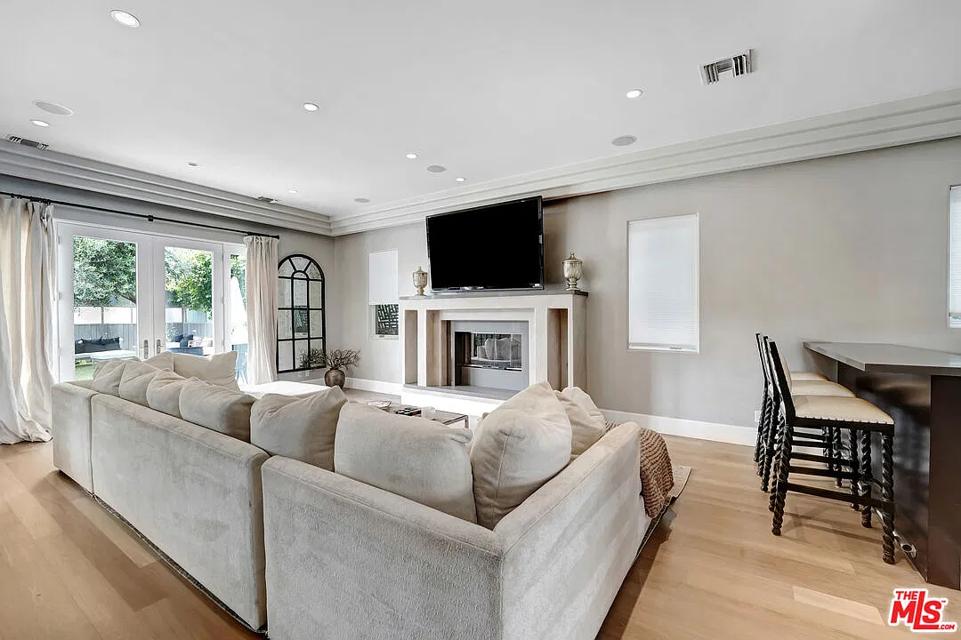4 bed, 4.5 bath, 4042 sqft, $14,500 — Photo 3