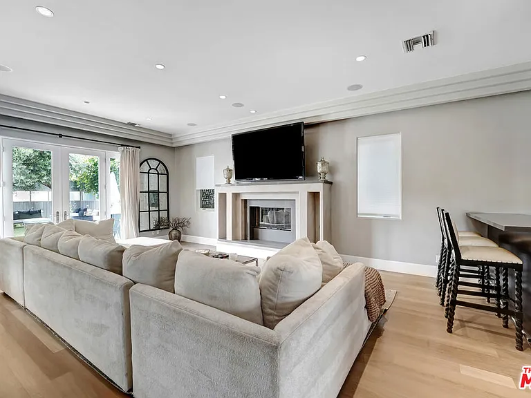 841 N Crescent Heights Blvd — Photo 2