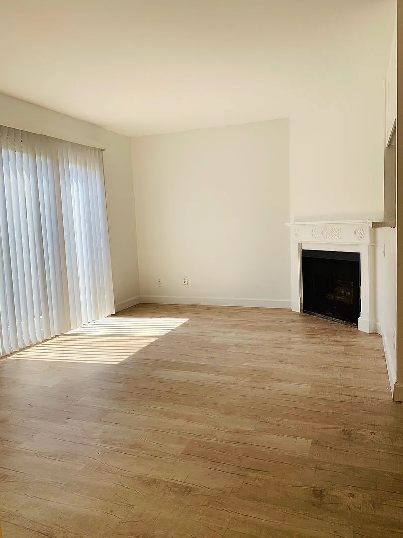 1611 S Bundy Dr — Photo 3