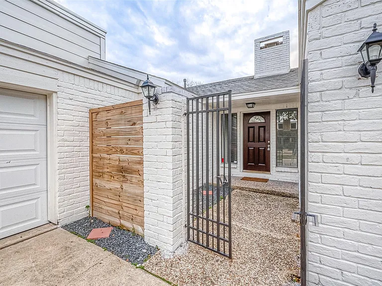 6107 Sanford Rd — Photo 46