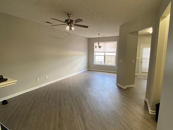 3rd image of 180 Oak Green Dr