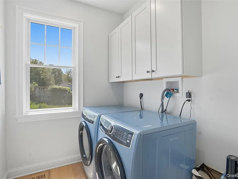 33 Howland Ave — Photo 15
