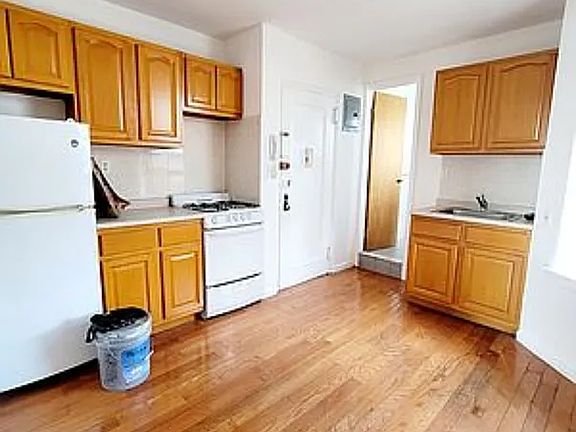 5th image of 206 E 10th St #5P