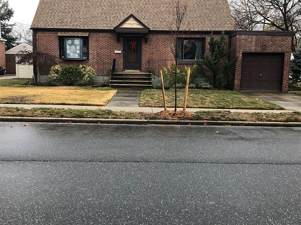 1st image of 31 Maple Drive W