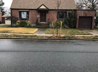 31 Maple Dr W, New Hyde Park, NY 11040
