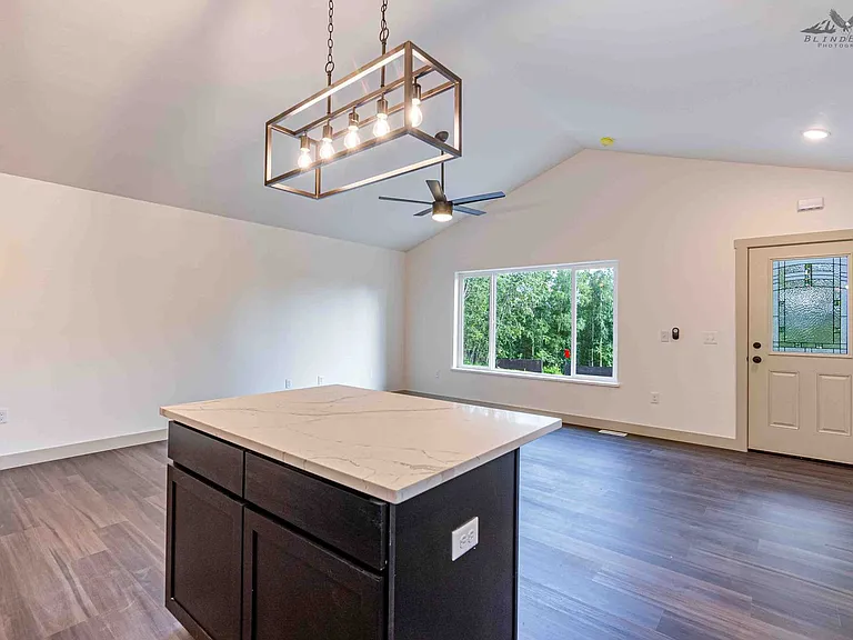 725 W Briar Dr — Photo 8