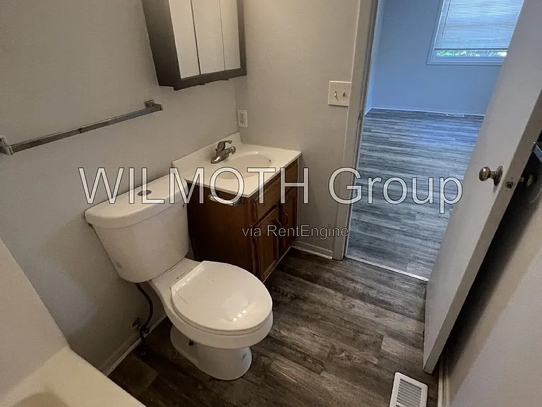 904 Sloan St #D — Photo 11