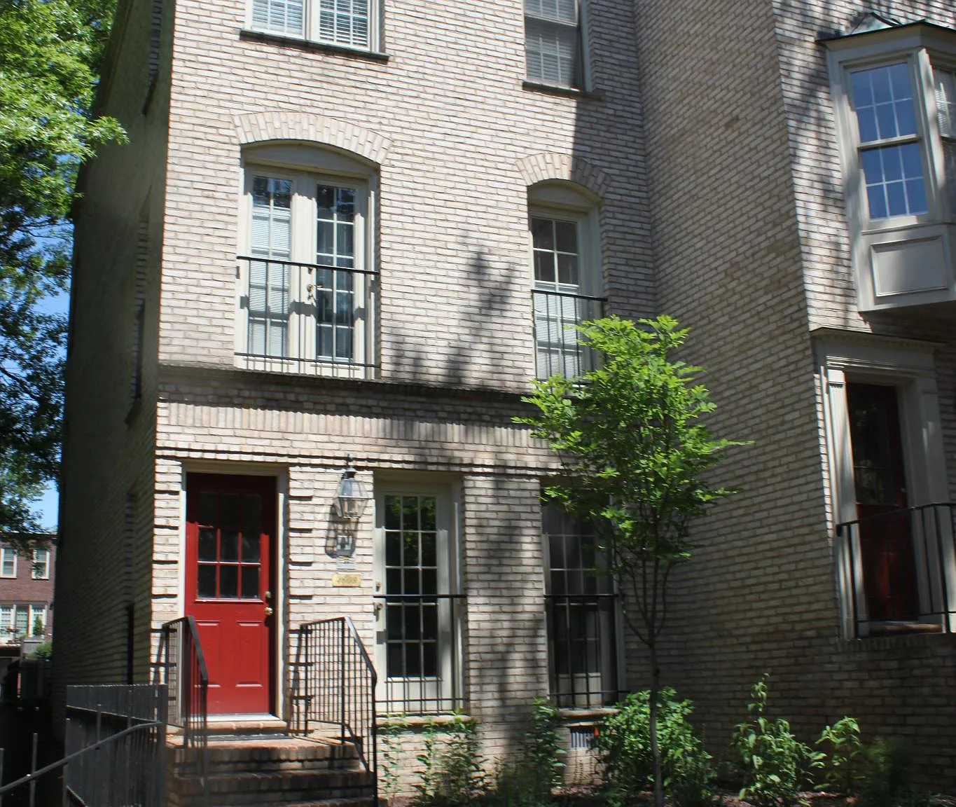 4609 Macarthur Blvd NW — Photo 1