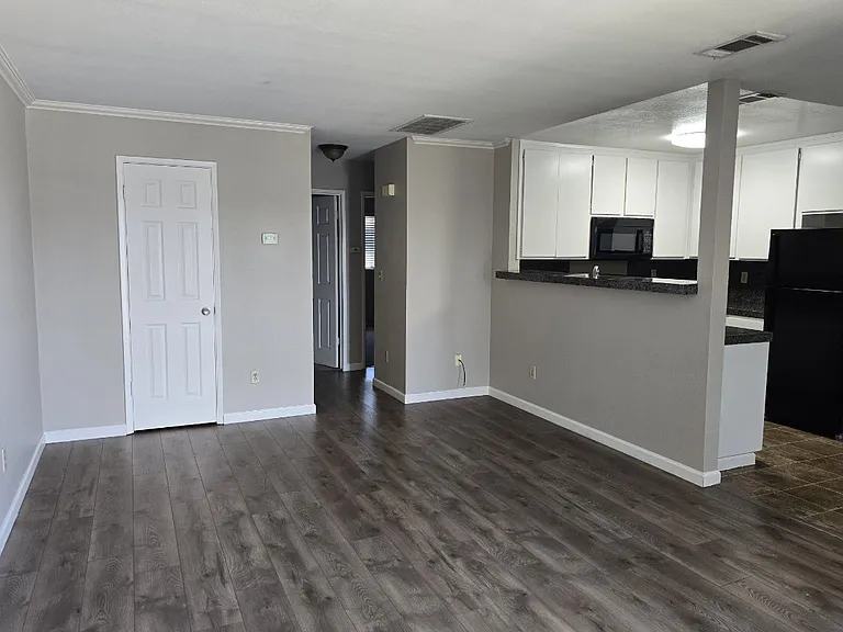 1645 Court Dr #7 — Photo 3