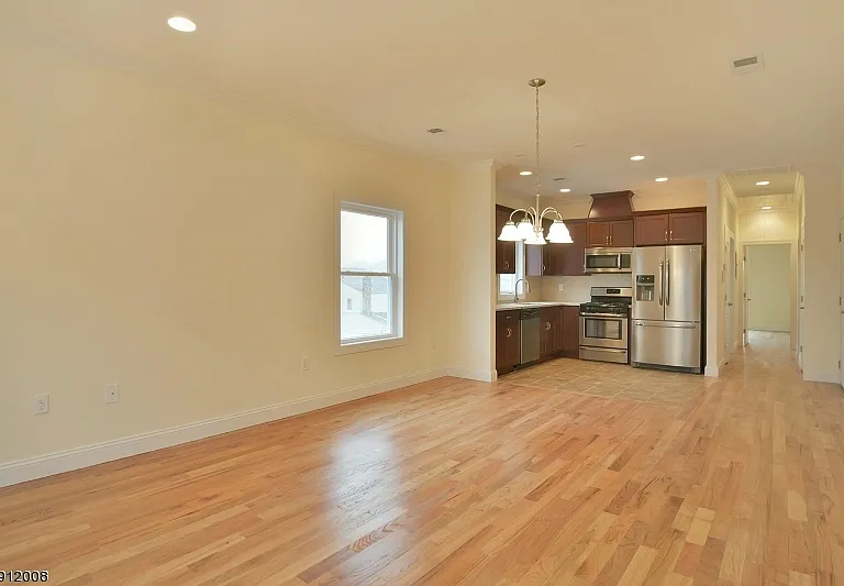 410 Davis Ave — Photo 2