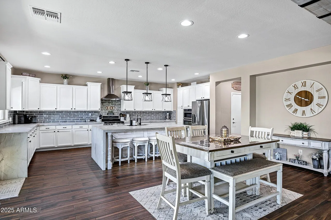 5 bed, 5402 sqft, $5,800 — Photo 4